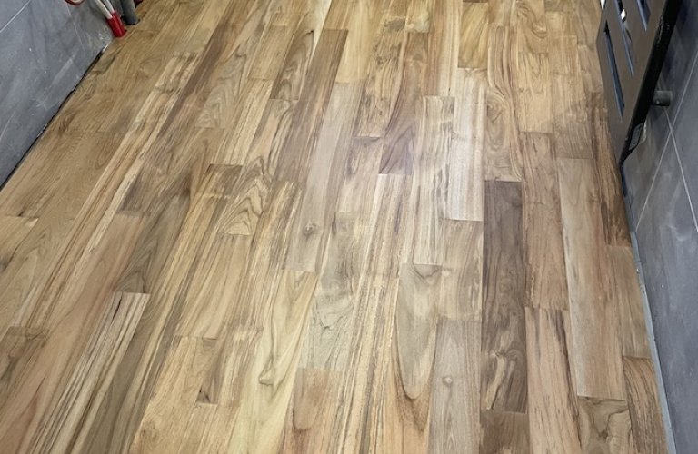 Pose d'un parquet en TECK dans une salle de bain - Coutiches